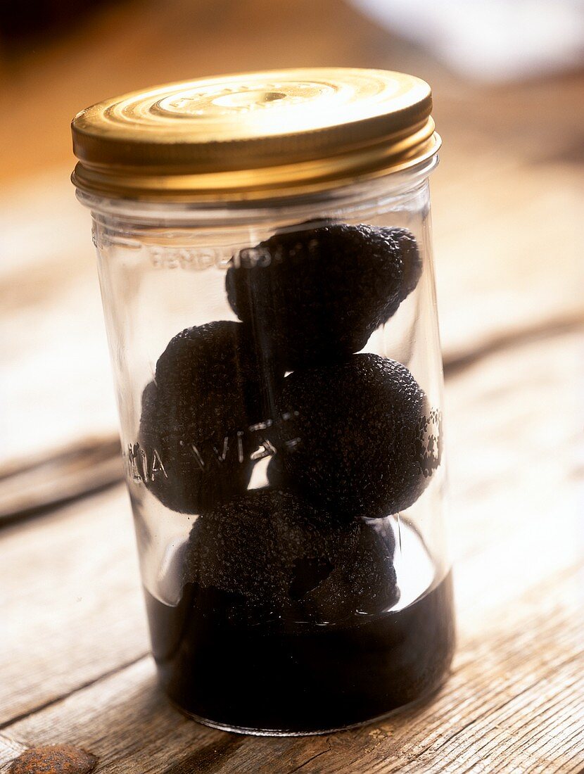Eingelegte schwarze Trüffeln im Glas
