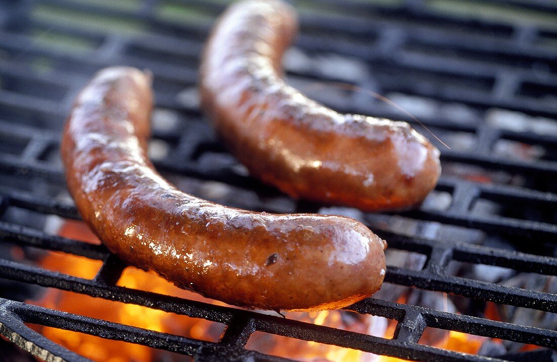 Würstchen auf dem Grill