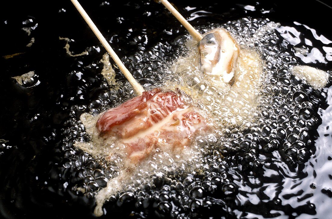 Deep-frying kushi (Japanese kebabs) in hot oil