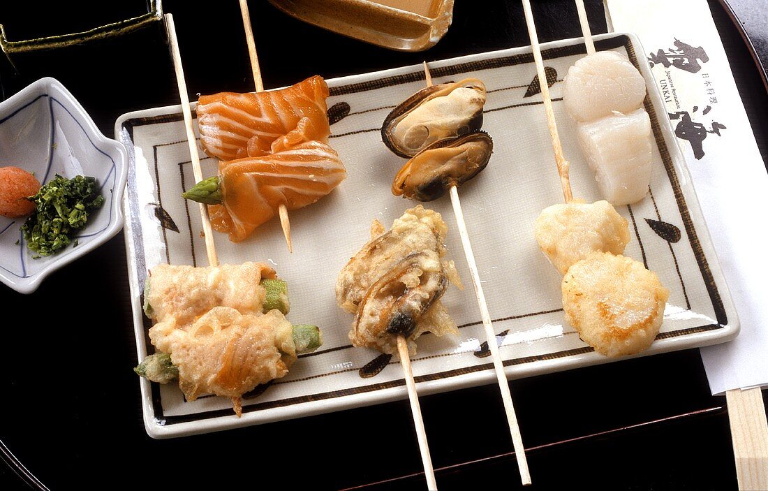 Kushi (japanische Spiesse) mit Fisch, Gemüse und Muscheln