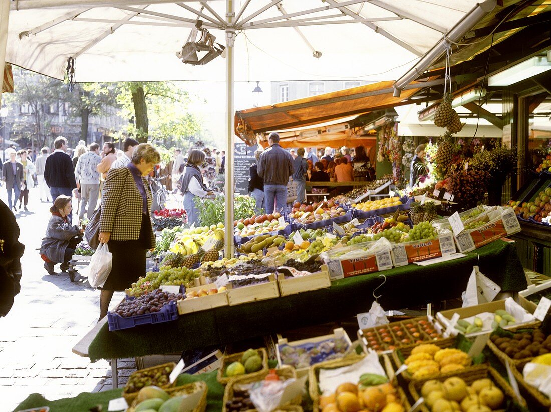 Marktstand mit Obst im Freien