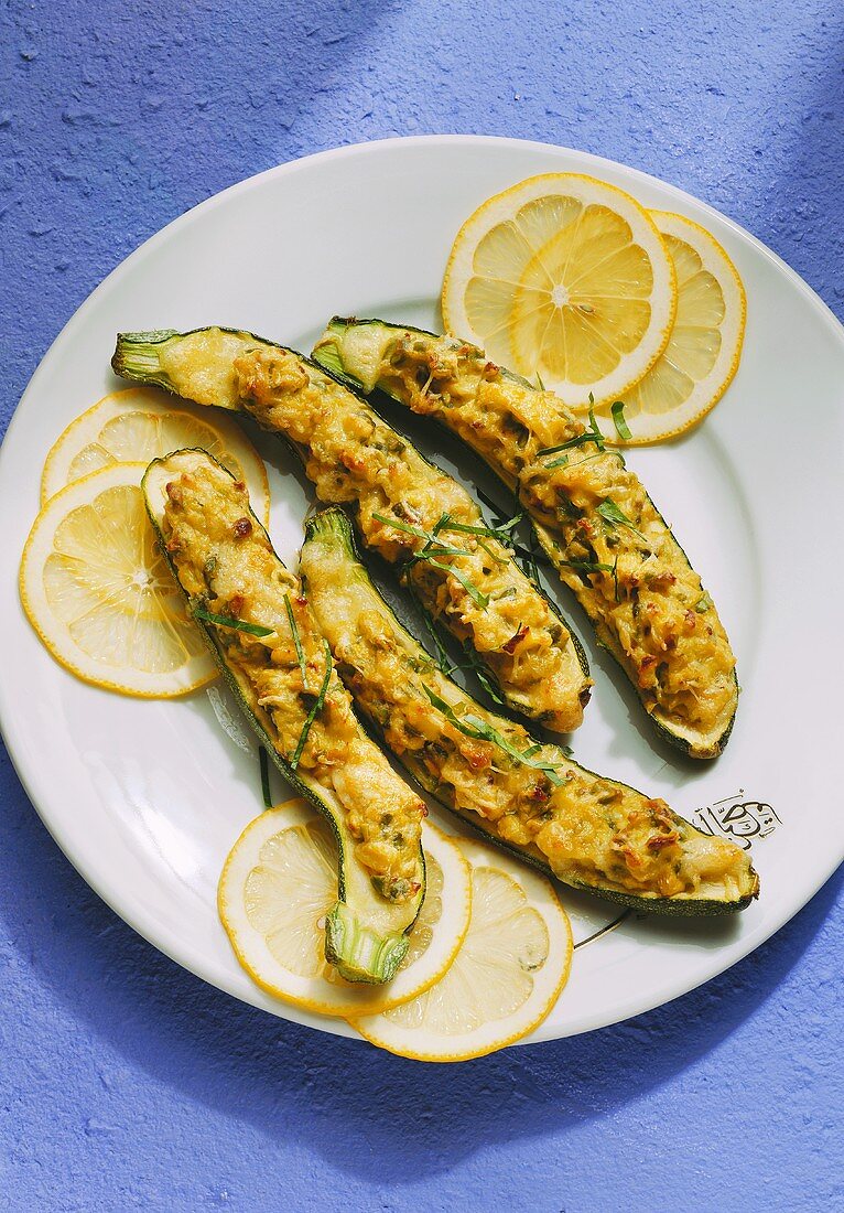 Zucchini mit Avocado-Pistazien-Füllung