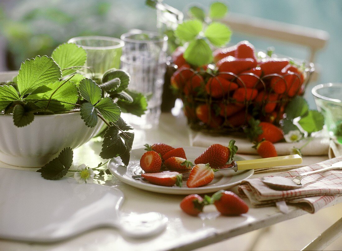 Sommerliches Stillleben mit frischen Erdbeeren