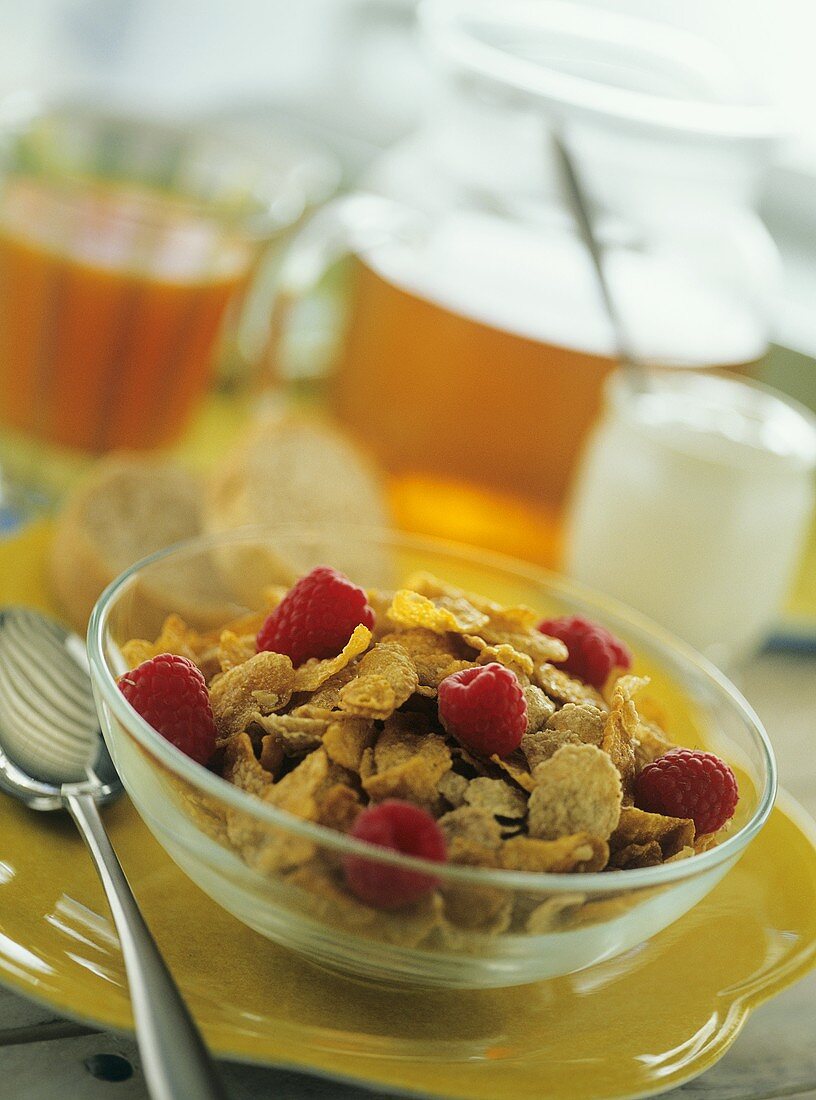 Cornflakes mit frischen Himbeeren