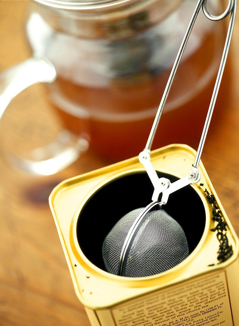 Tee in Teedose mit Teesieb und in Glaskanne
