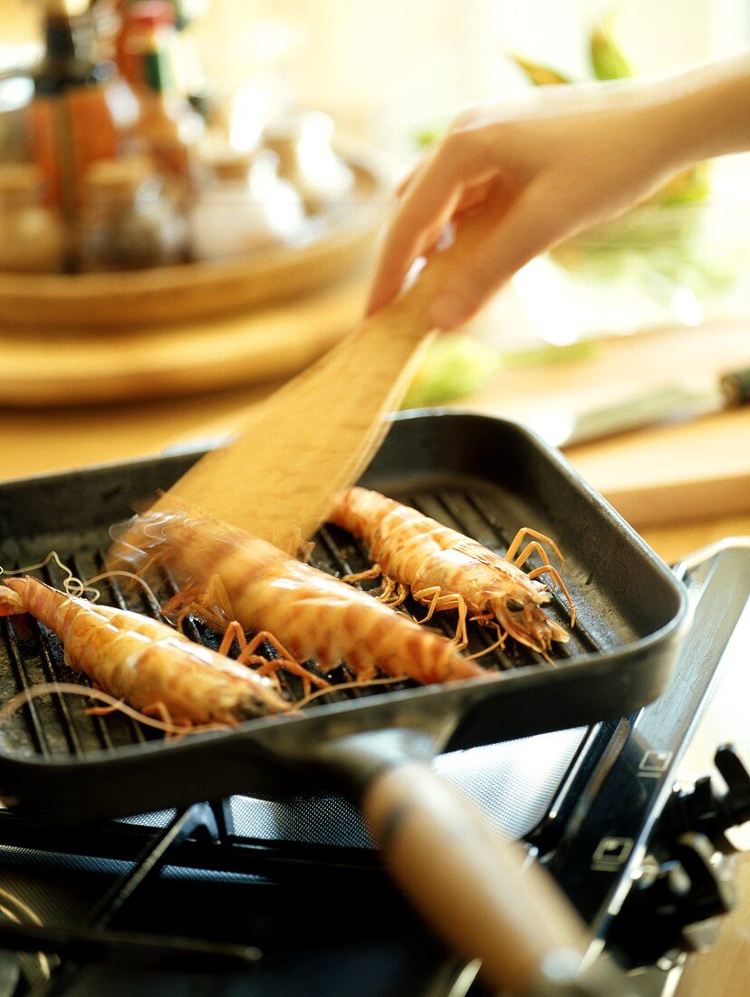 Shrimps in grill pan
