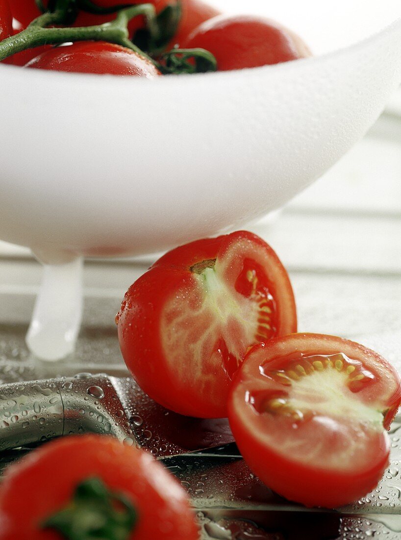 Frisch gewaschene Tomaten, eine halbiert