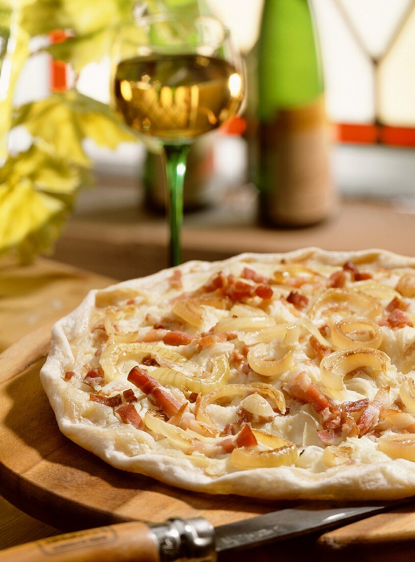 Elsässer Flammkuchen mit Speck und Zwiebeln