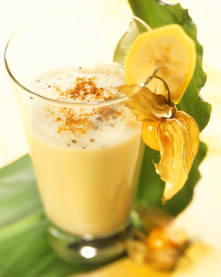 Banana and pomelo smoothie with cinnamon and physalis