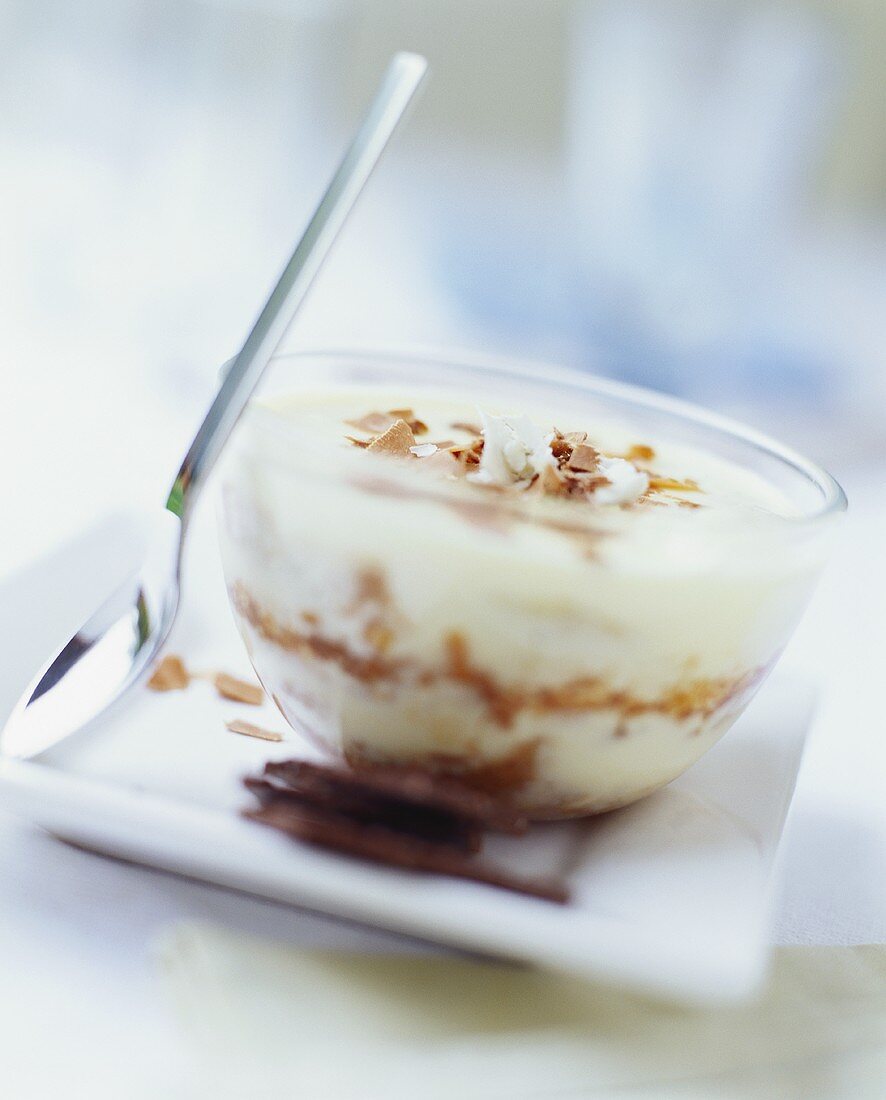 weiße Schokoladencreme mit dunklen Schokospänen