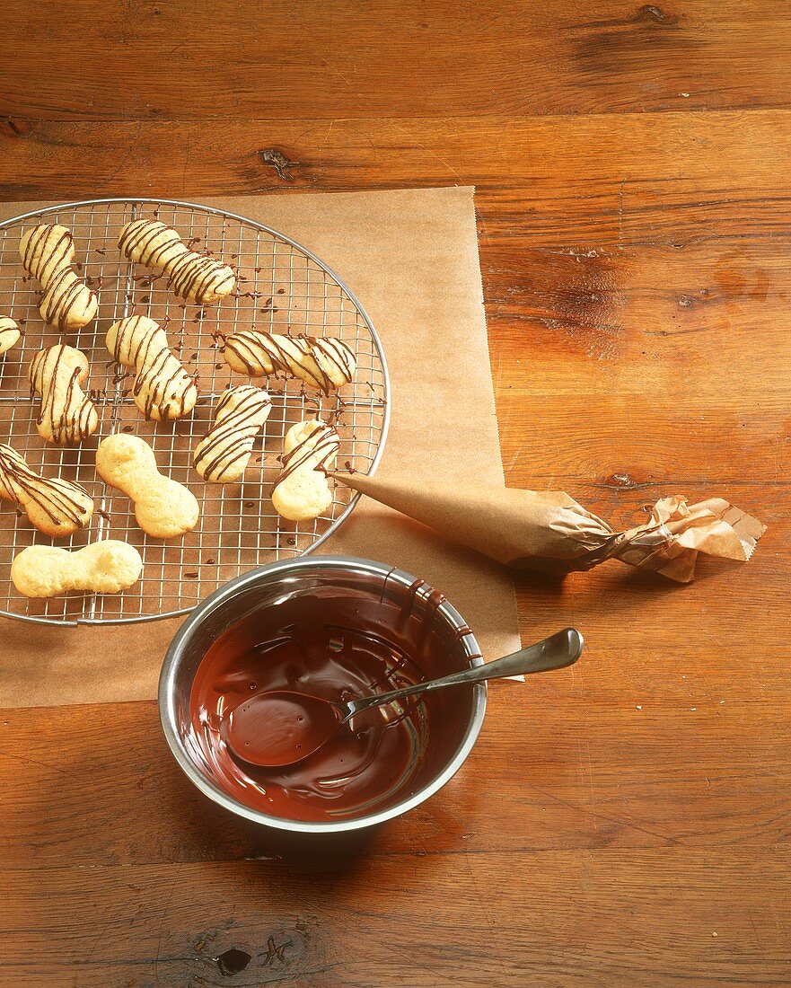 Decorating biscuits with chocolate