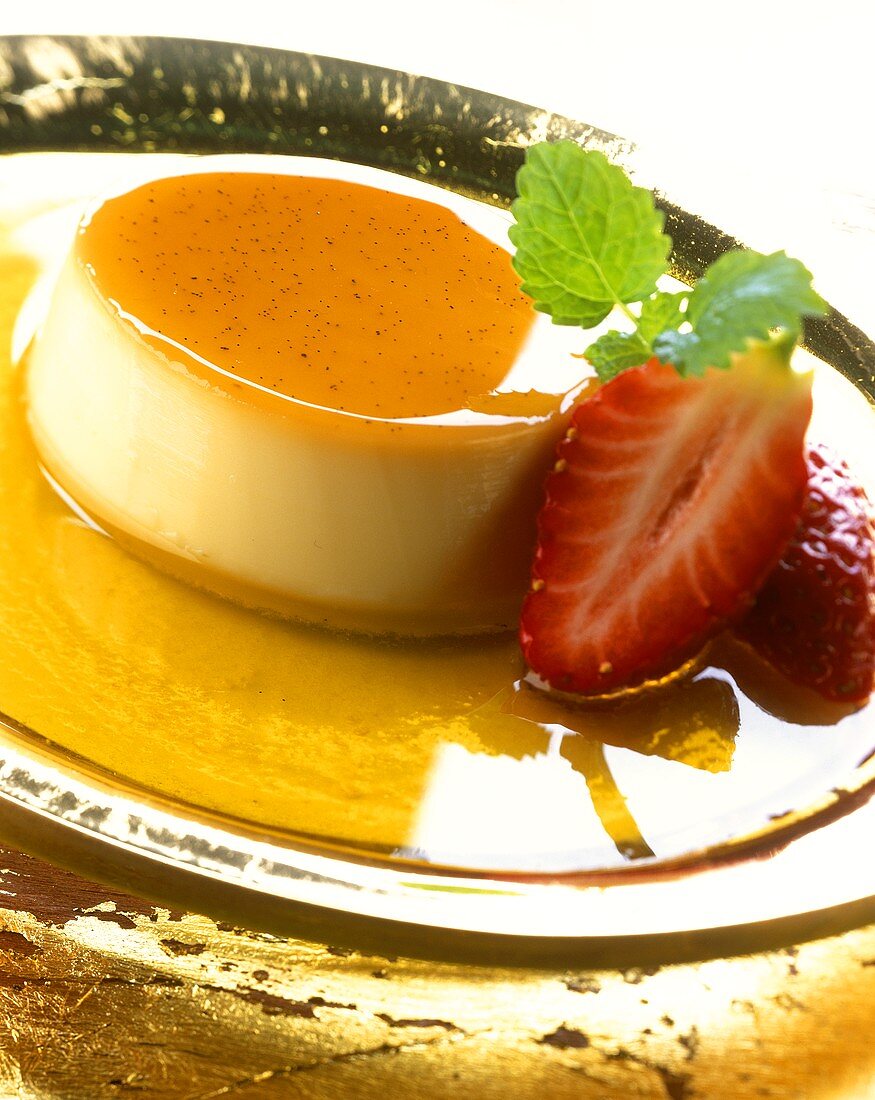 Crème caramel with strawberries
