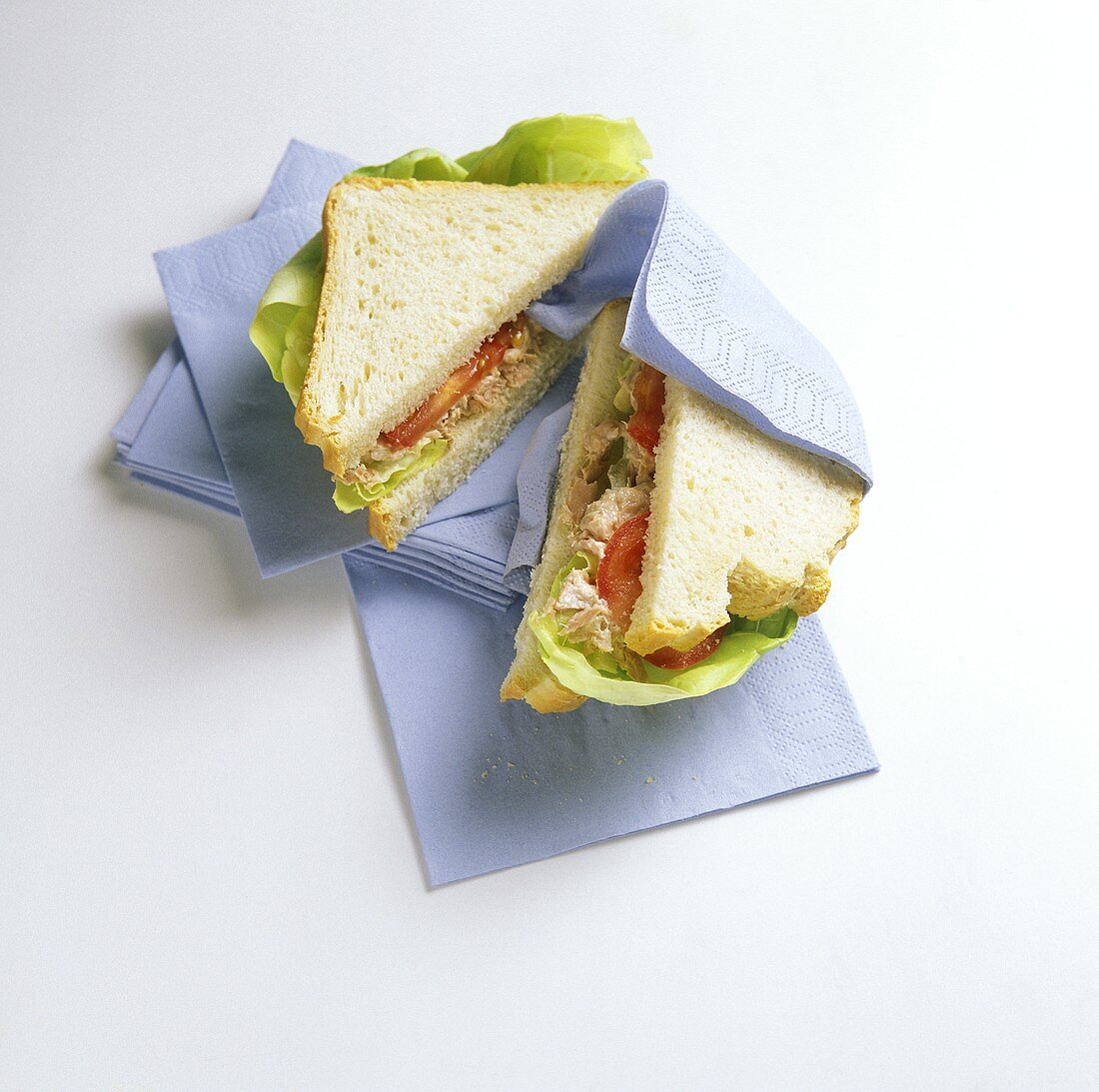 Sandwich mit Thunfisch und Tomaten auf Servietten