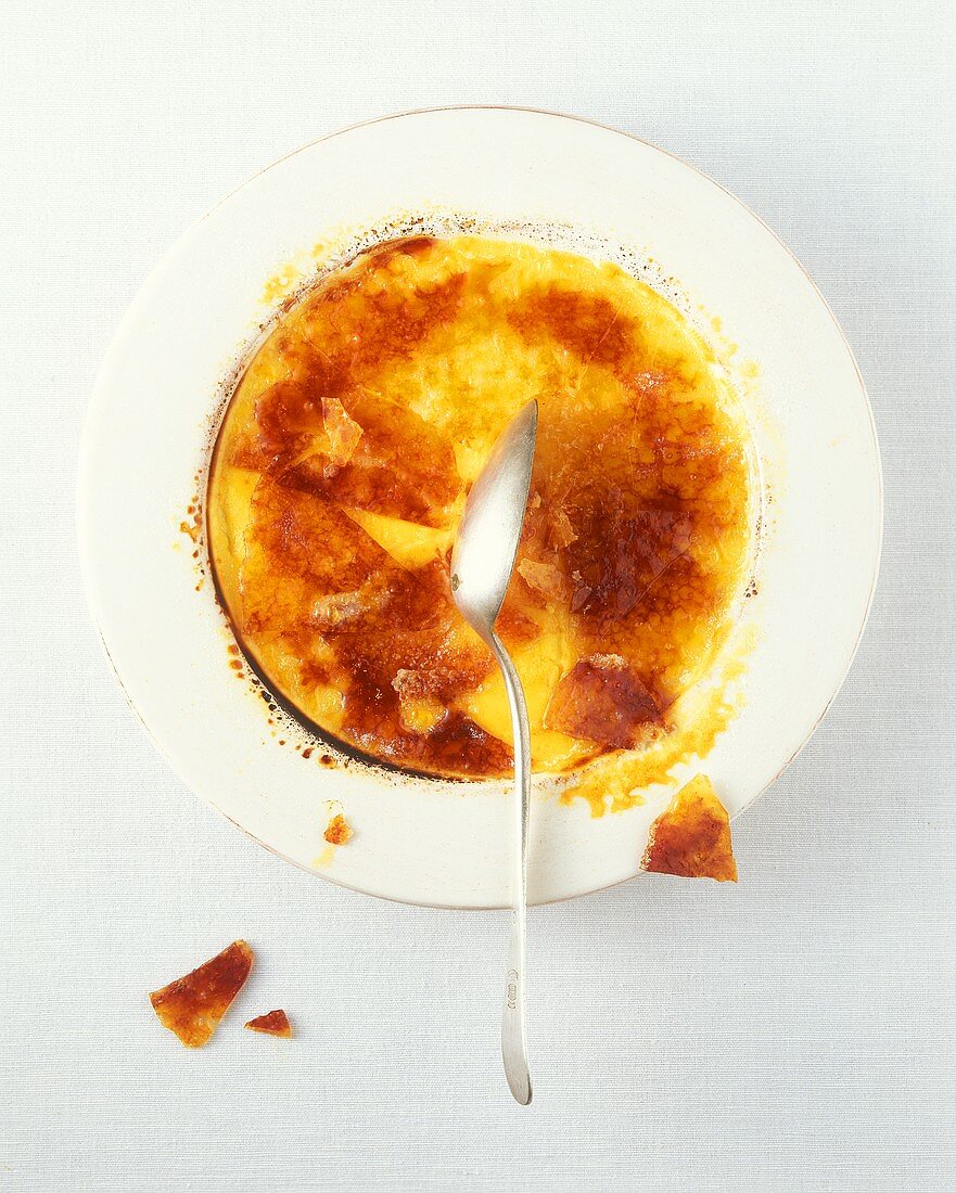 Creme brulee auf Teller mit Löffel