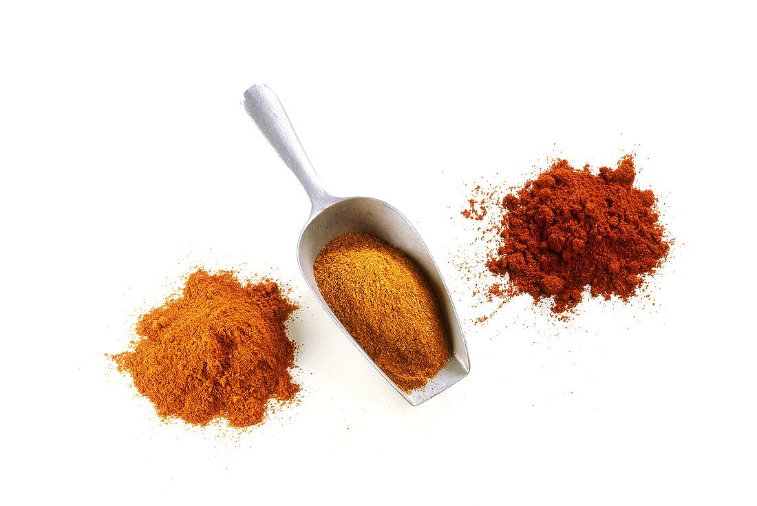 Paprika- und Chilipulver mit Schaufel