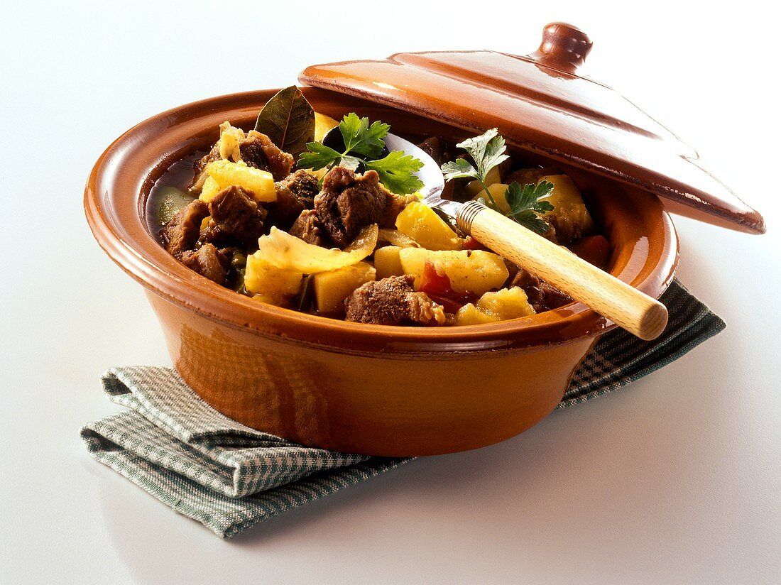Beef and pepper goulash with potatoes in terracotta pot