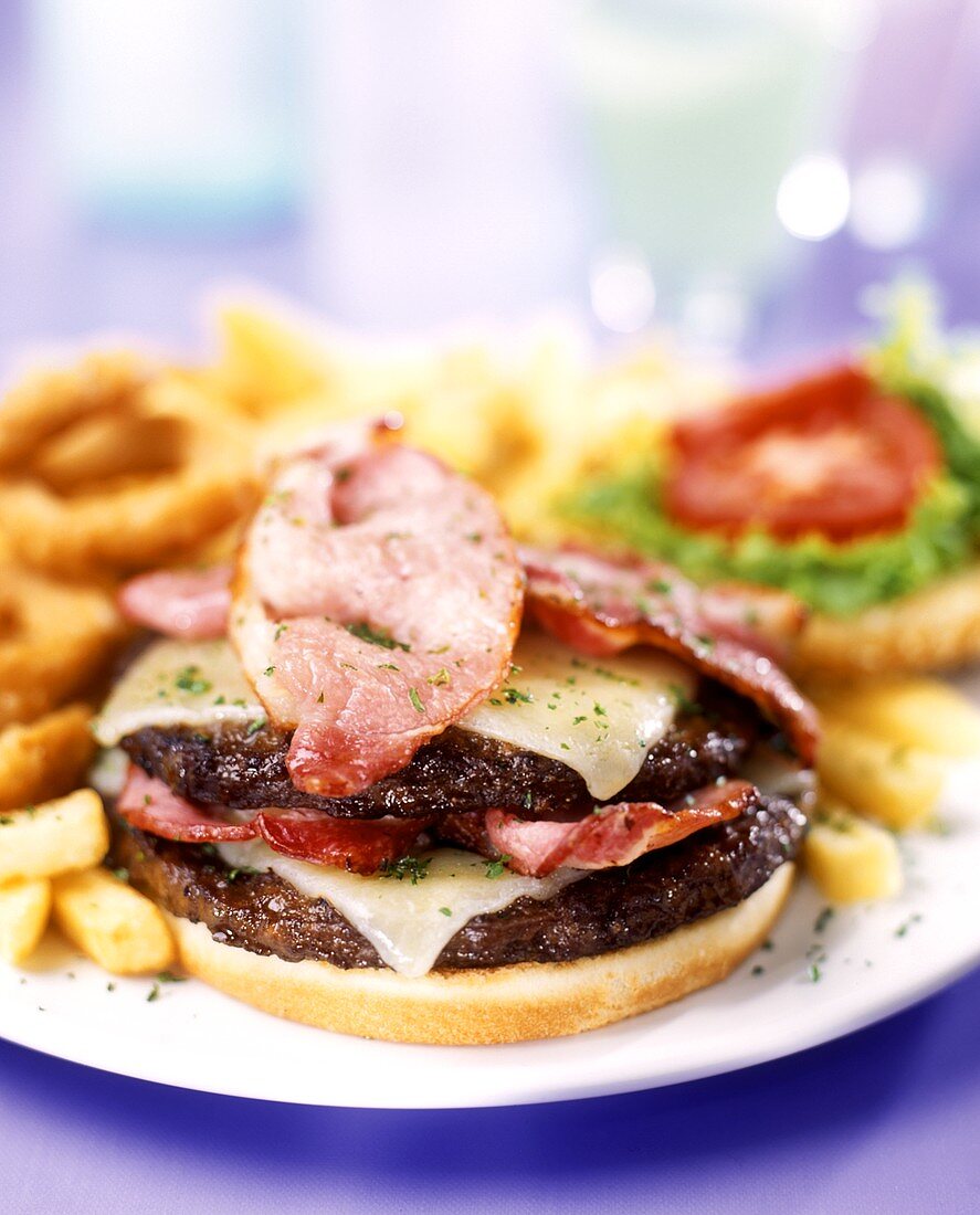 Cheeseburger mit Speck und Pommes frites