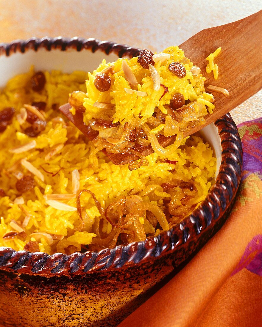 Saffron rice with raisins and onions