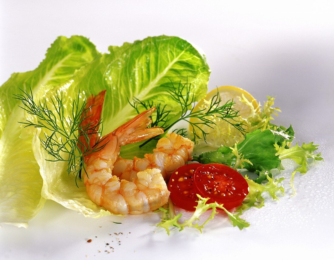 Salat mit Tomaten, Garnelen, Zitronen und Dill