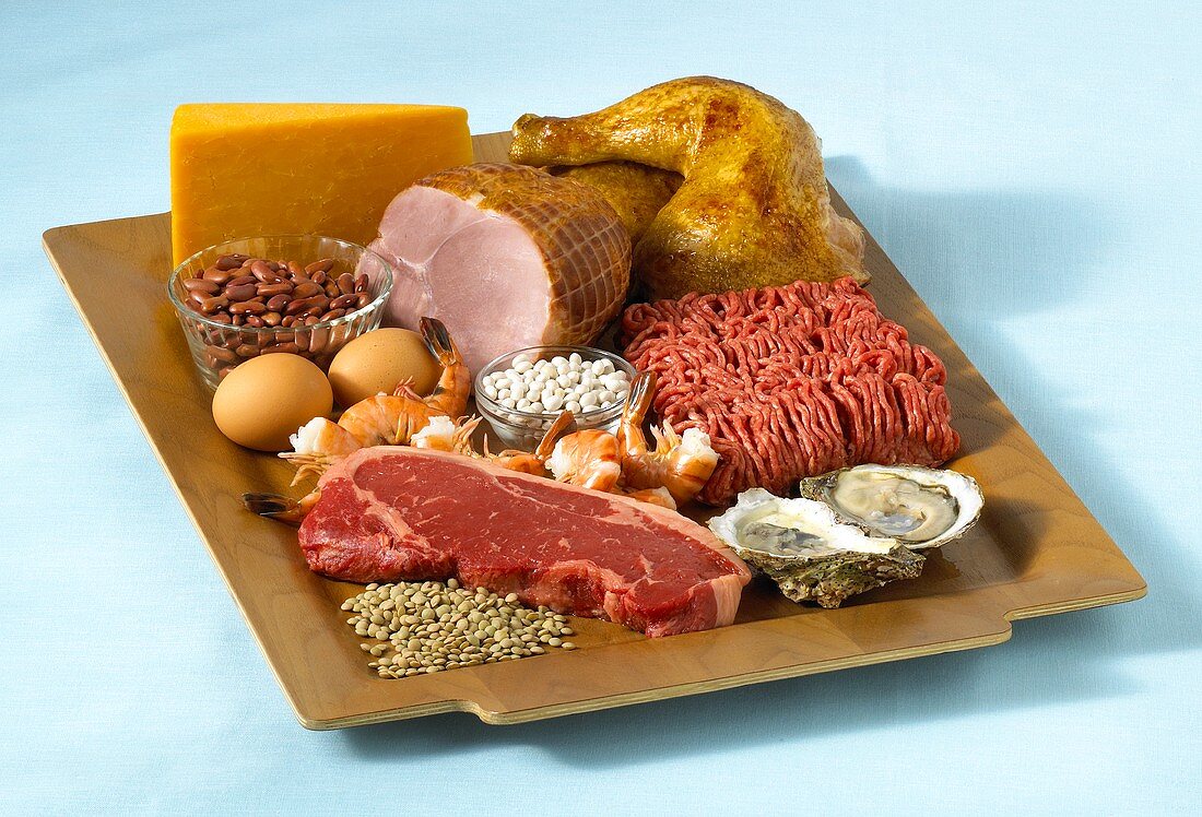 Zinkreiche Lebensmittel auf Tablett (Fleisch, Austern etc.)