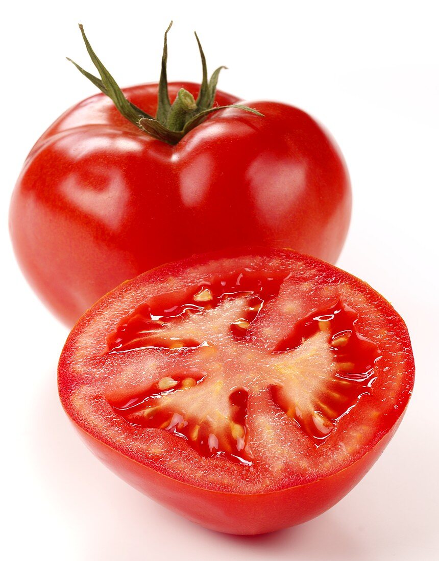 Ganze und halbe Tomate