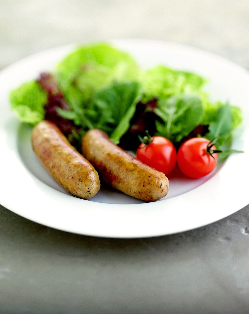 Sausages with lettuce and tomatoes