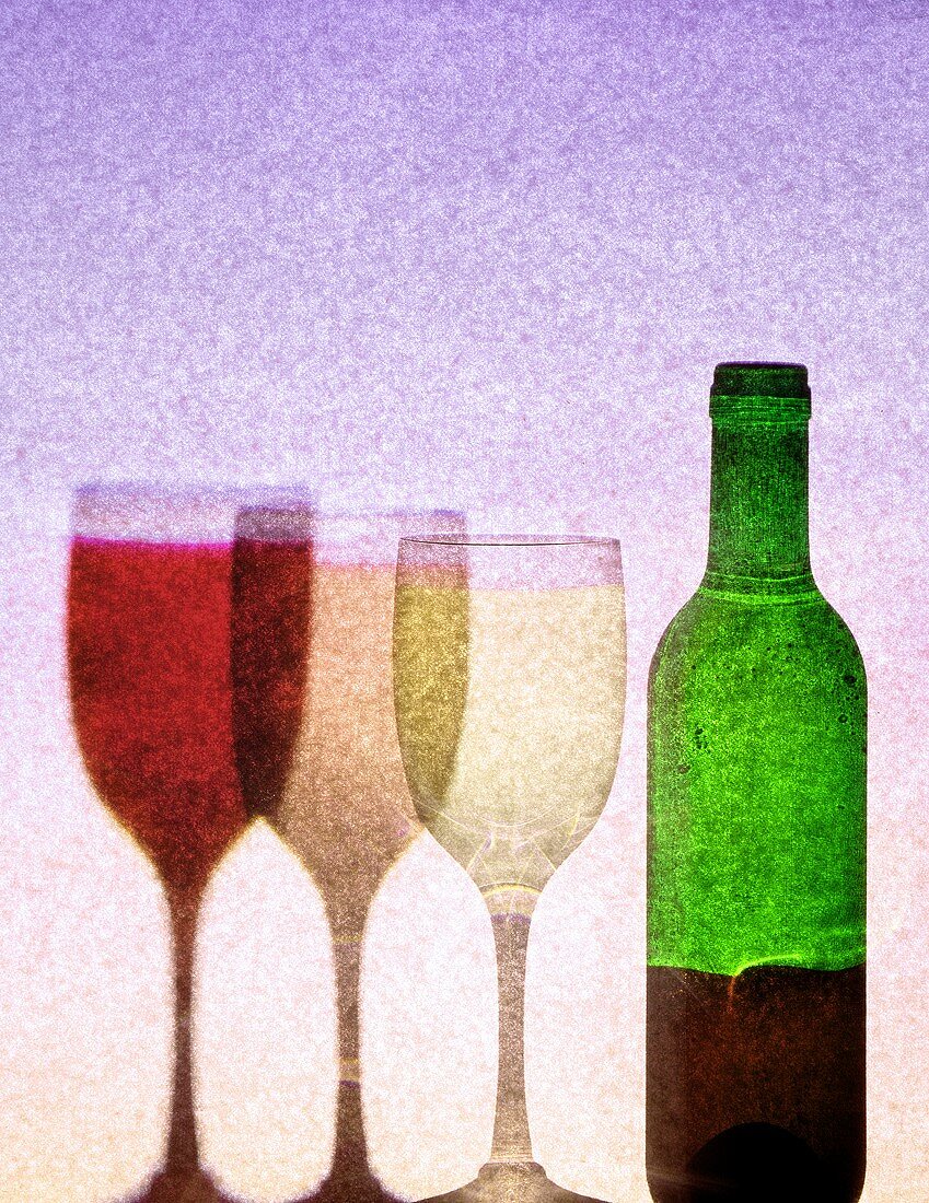 Rotweinflasche mit drei Gläsern