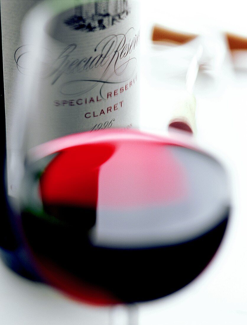 Claret Rotwein in Glas und Flasche