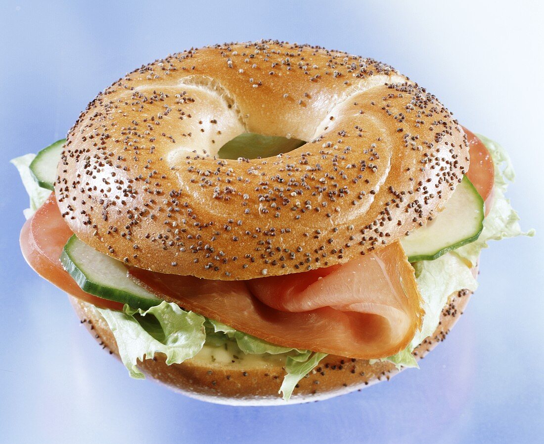 Poppy seed bagel with Lachsschinken and cucumber