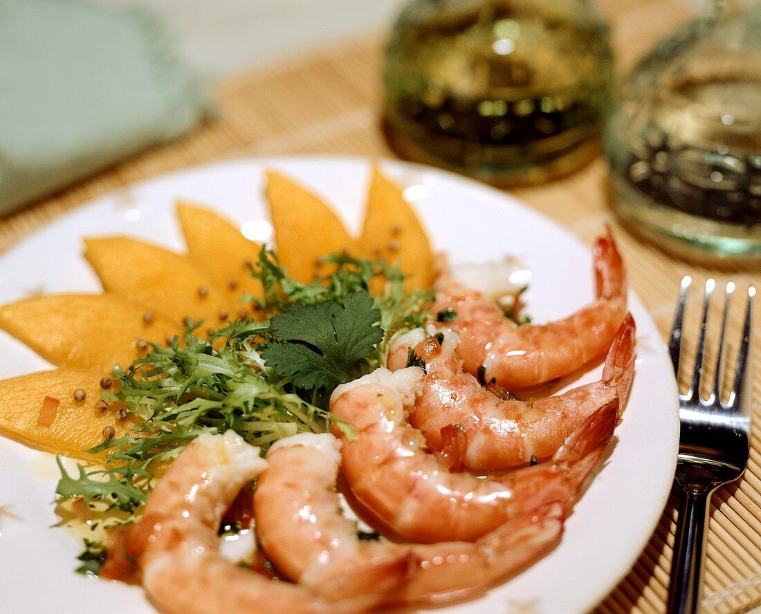 Shrimps and mango wedges with curly endive