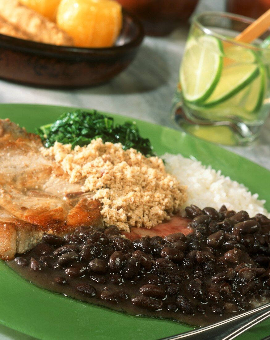 Feijoada mit Fleisch, schwarzen Bohnen und Reis aus Brasilien