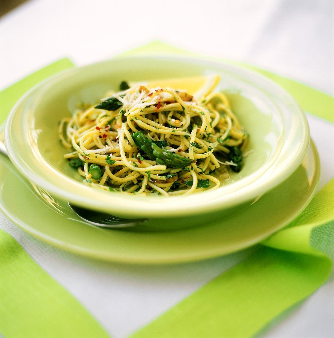 Spaghetti arrabbiati agli asparagi (Spicy pasta dish)