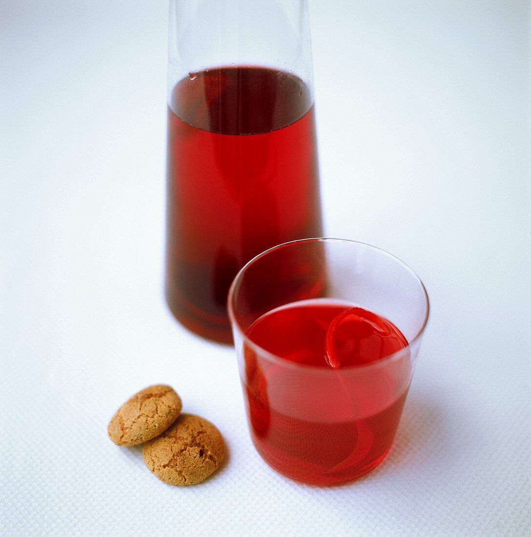 Himbeer-Cranberry-Saft und Amarettini