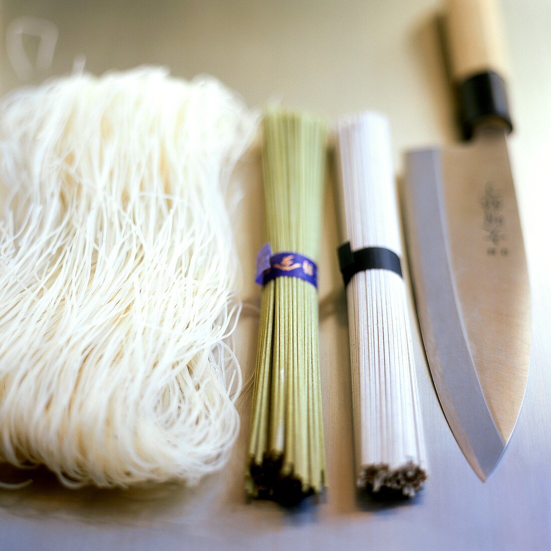 Japanische Nudeln und Messer
