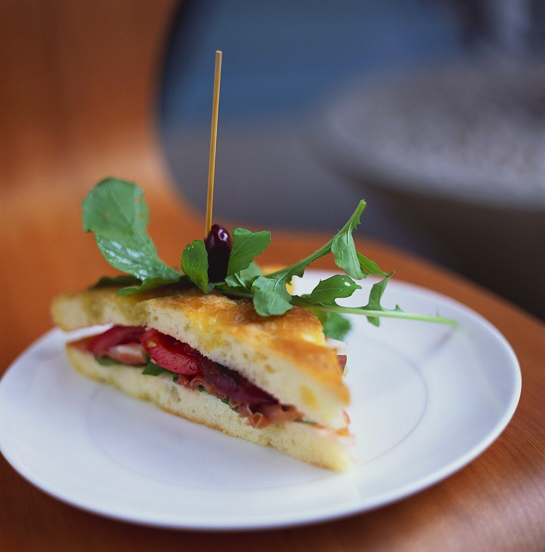 Schiacciata ripiena (Fladenbrot mit Parmaschinken & Tomaten)