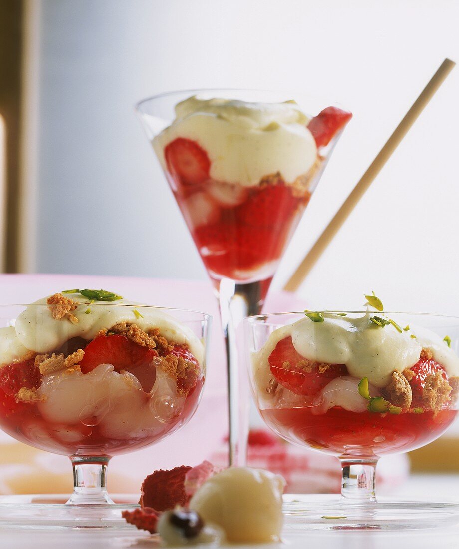 Frische Erdbeeren mit Vanille-Mascarpone-Creme und Amaretti