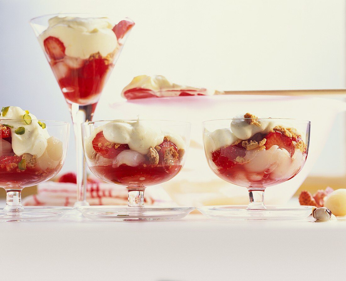 Frische Erdbeeren mit Vanille-Mascarpone-Creme und Amaretti