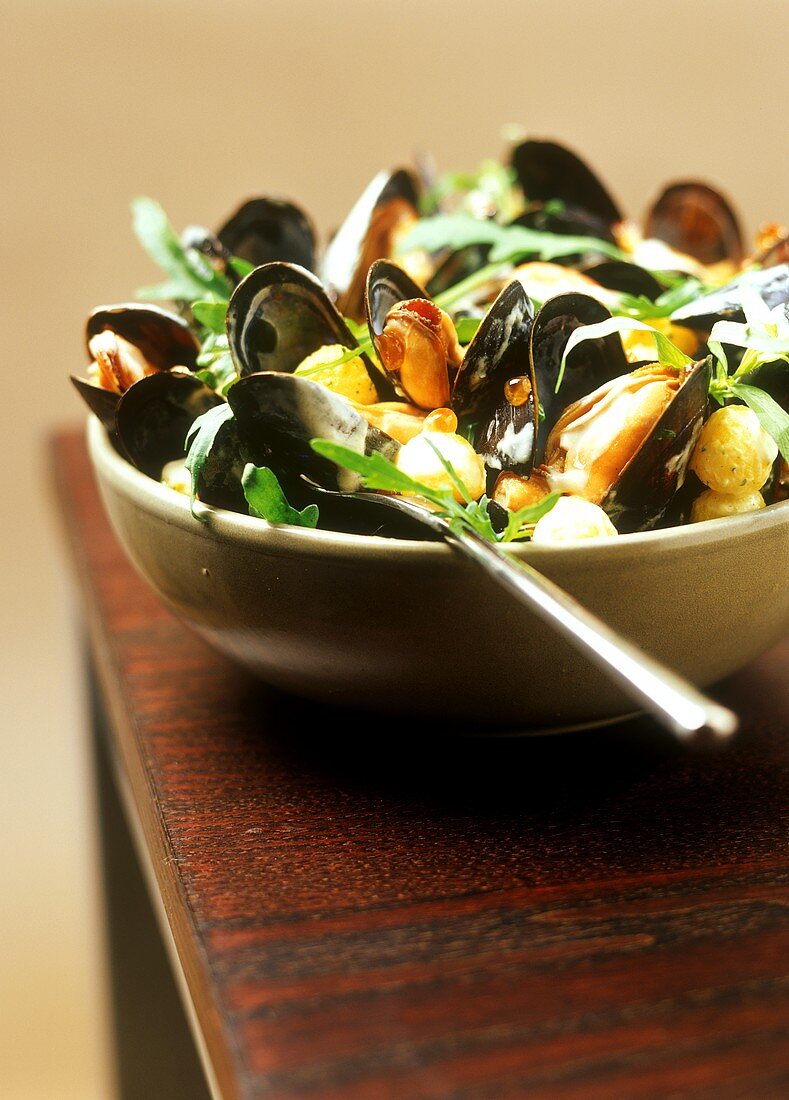 Mussels with mustard sauce, potatoes and rocket
