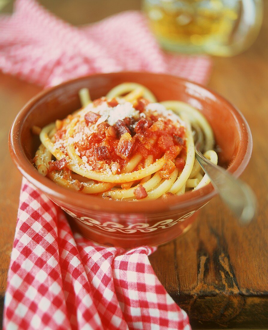 Bucatini all'amatriciana (Pasta with bacon and tomato sauce)
