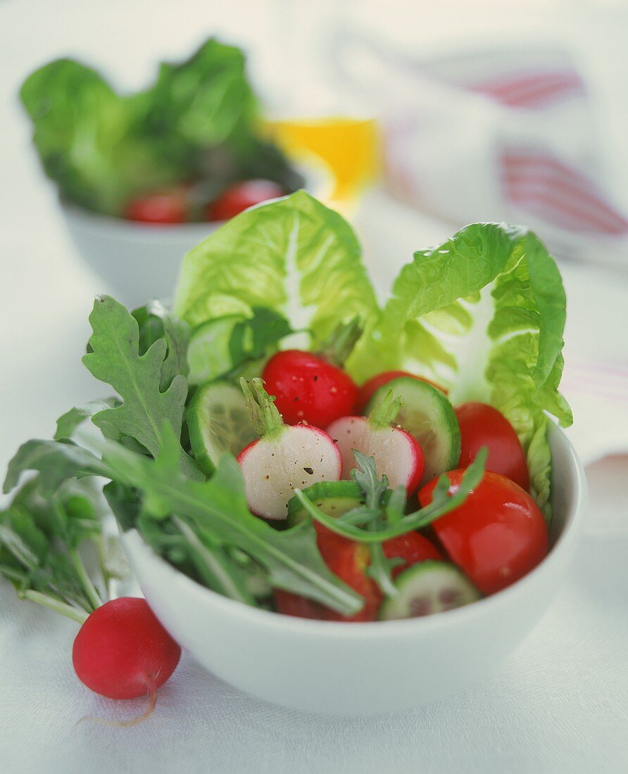 Mixed summer salad with rocket, radishes and tomatoes