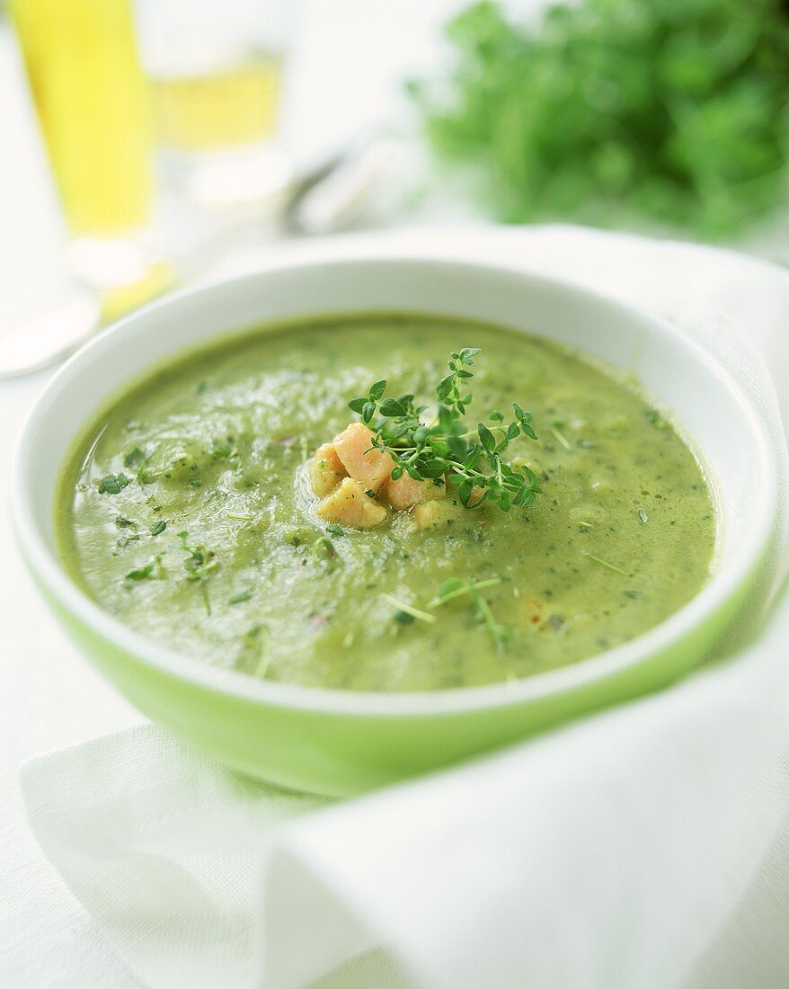 Zucchinicremesuppe mit Lachs und Thymian