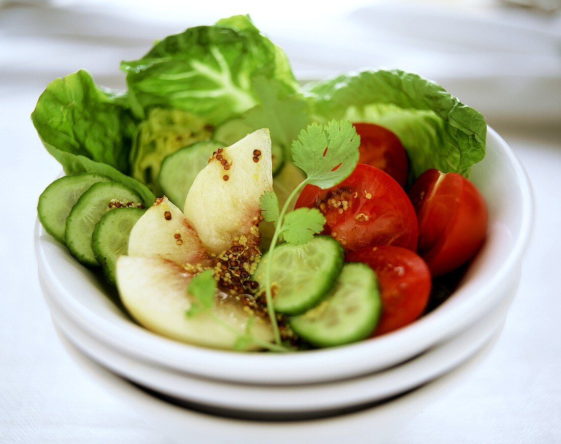 Bunter Salat mit Pfirsich und Senfdressing