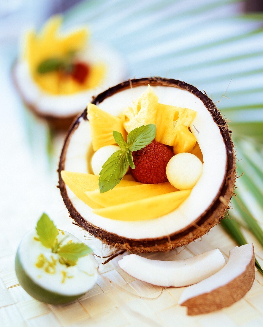 Exotischer Fruchtsalat mit Kokosjoghurt aus Thailand