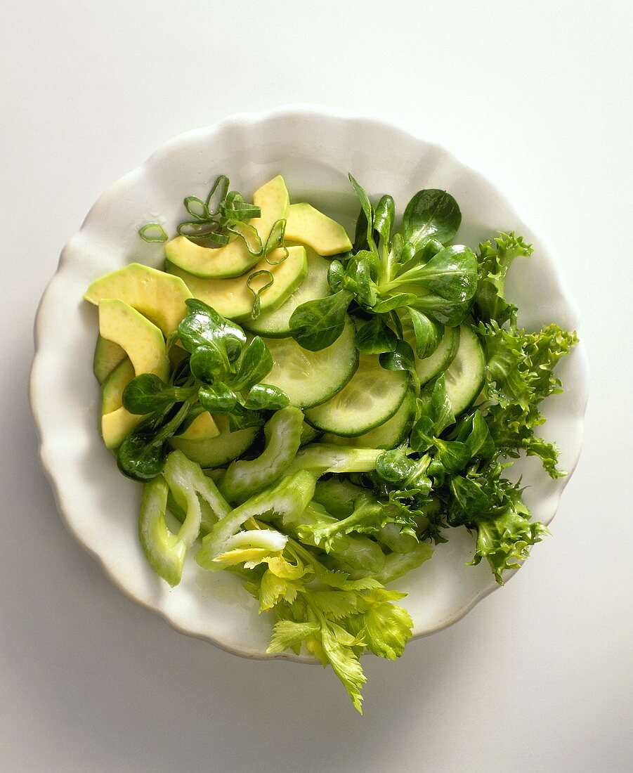 Salat mit Gurke, Avocado, Staudensellerie und Feldsalat