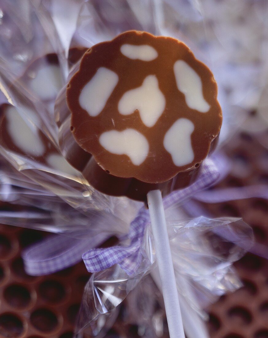 Two-colour (cow markings) chocolates with paper sticks