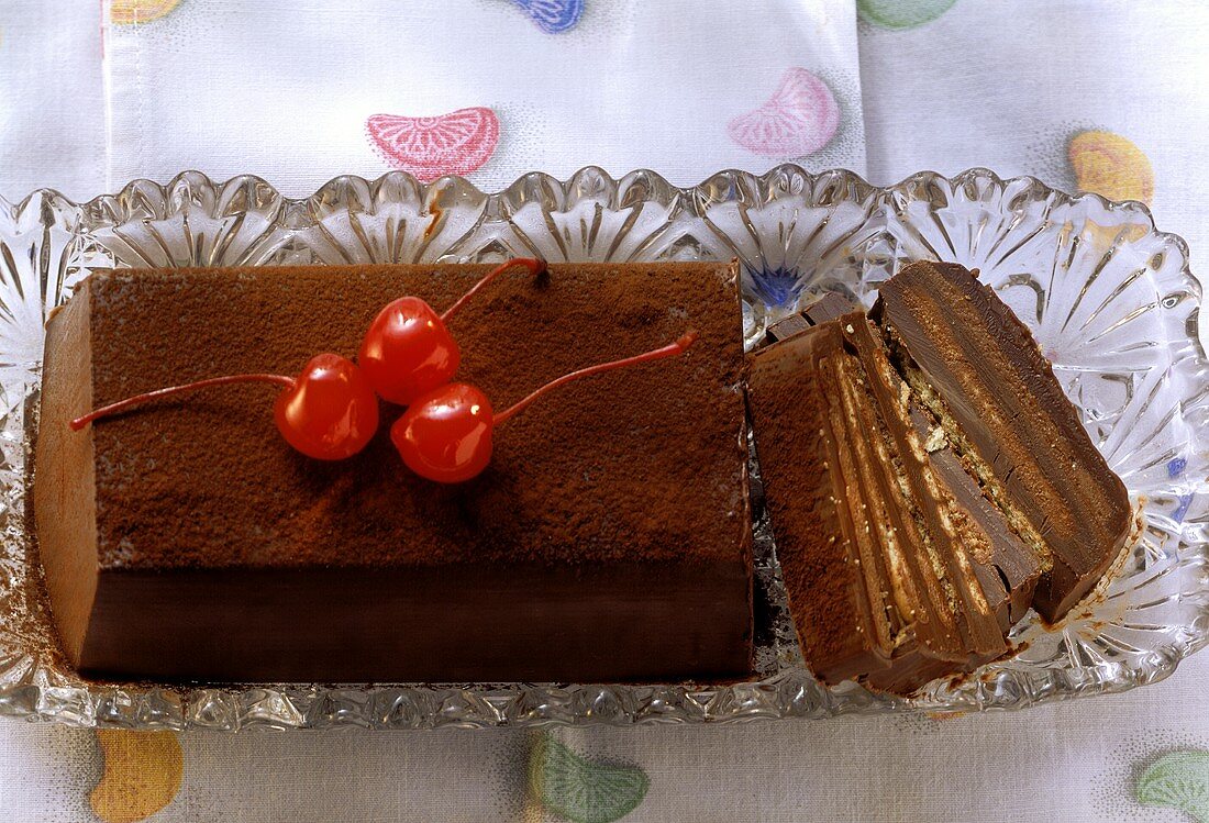 Schokoladenkuchen mit Cocktailkirschen