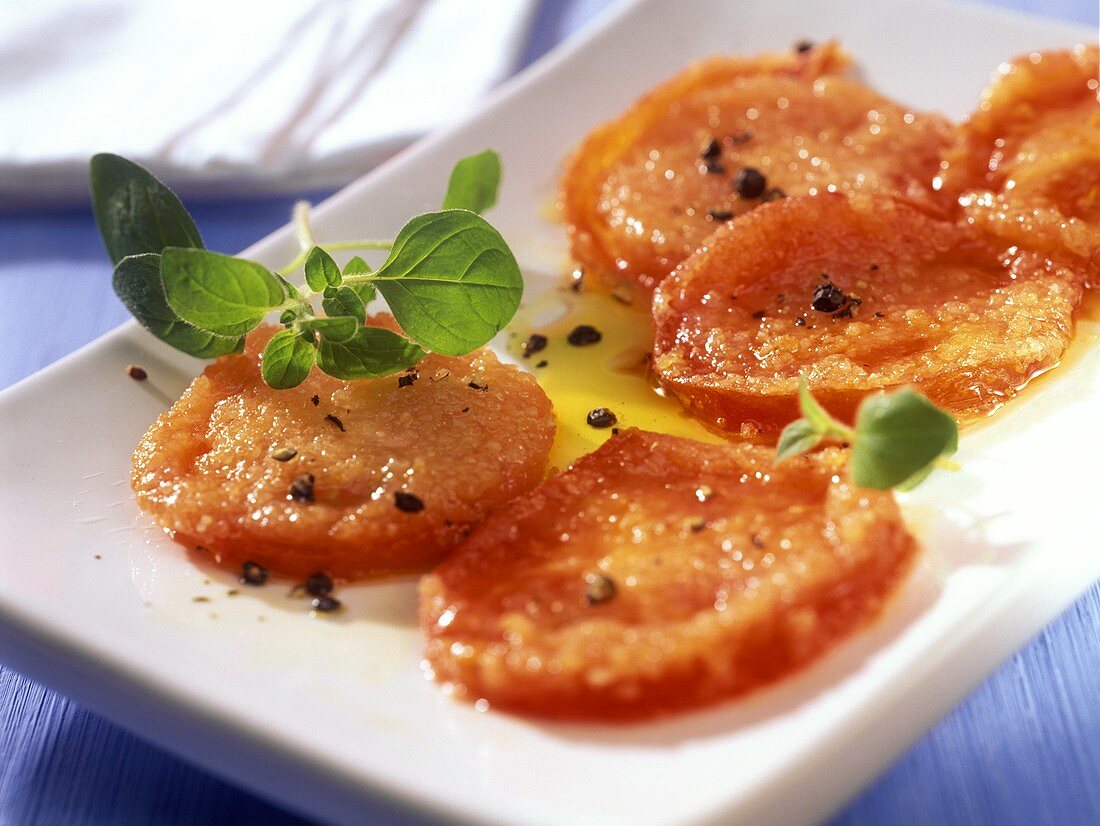 Frittierte Tomatenscheiben mit Pfeffer