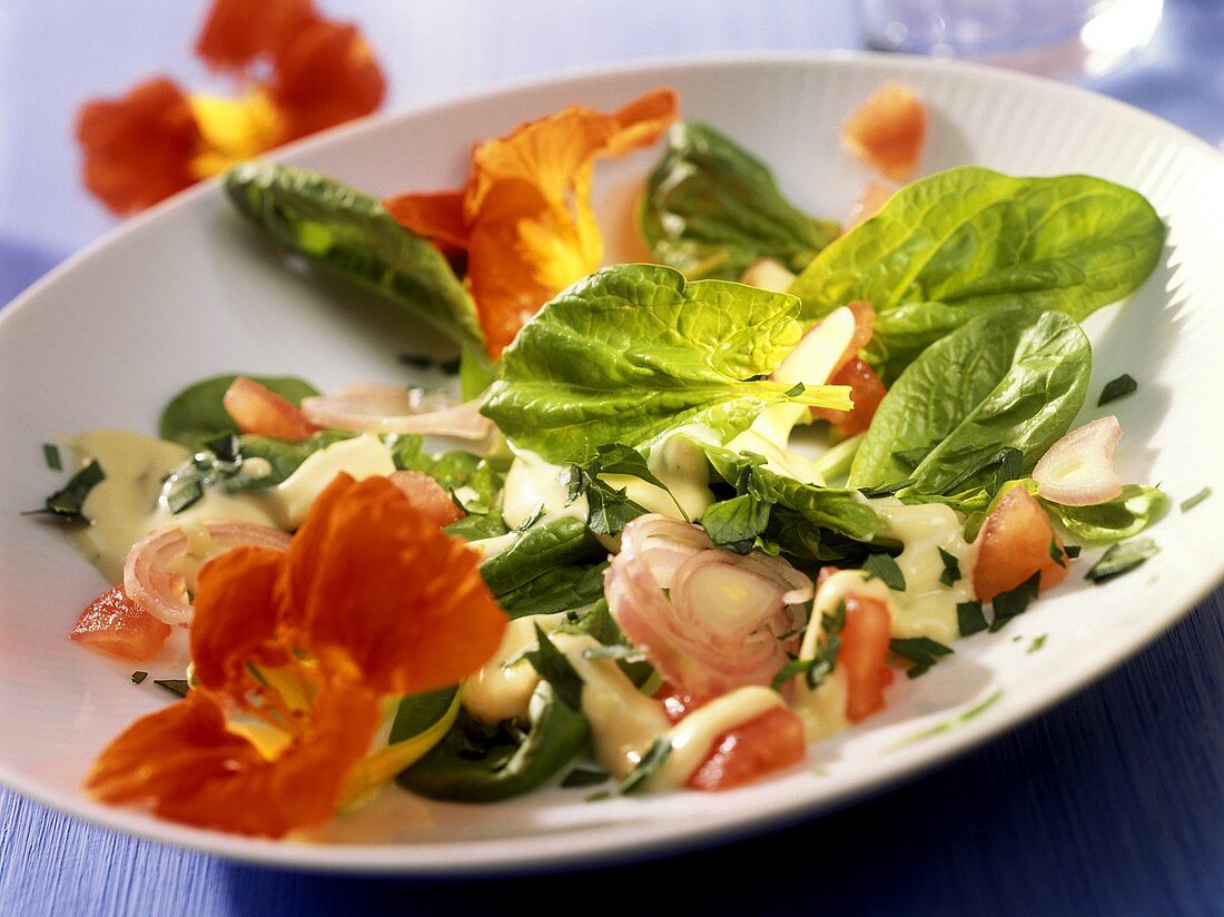Spinach salad with Roquefort and edible flowers