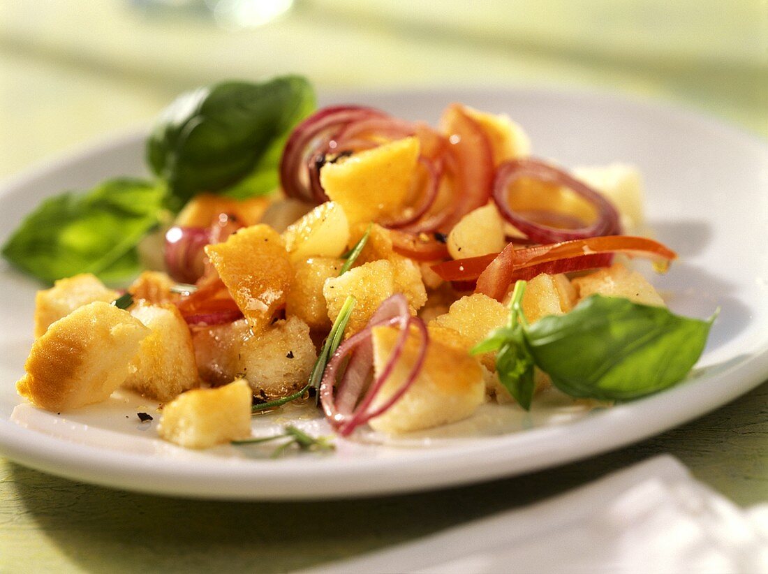 Panzanella (Brotsalat mit Tomaten, Zwiebeln & Basilikum)