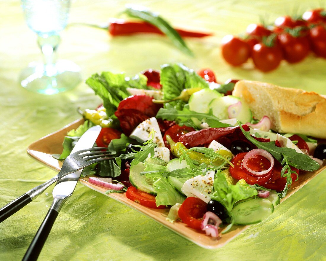 Gemüsesalat mit Schafskäse und Baguette